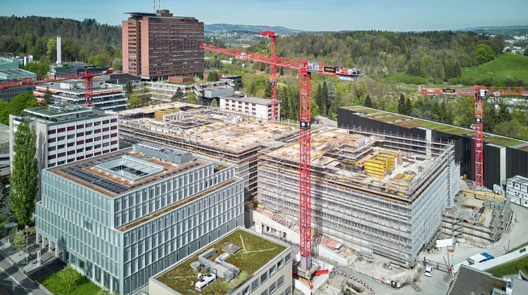 Die neuen Gebäude wachsen stetig in die Höhe: In der Mitte links das Kinderspital, rechts die Frauenklinik. (Bild: zvg)