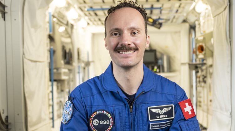 Marco Sieber posiert in einem Trainingsmodell in Originalgrösse der Internationalen Raumstation ISS nach der Abschlusszeremonie der Grundausbildung zum Astronauten. (Alessandro Della Valle / KEYSTONE)