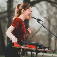 «Den Reiz des Spontanen auskosten»: Die St.Galler Popmusikerin Jeffi Lou performt ihre feministischen Songs zurzeit auf den Strassen Berlins