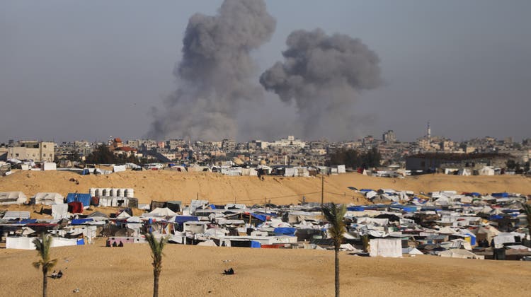 Rauch steigt auf nach einem israelischen Luftschlag auf Rafah. (Ismael Abu Dayyah / AP)