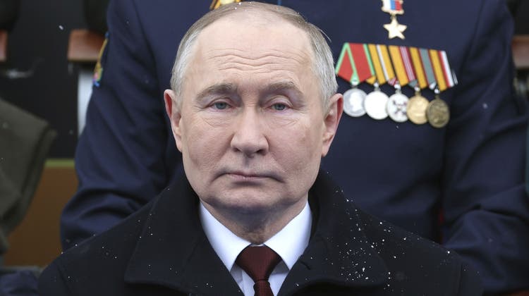 Wladimir Putin auf der Ehrentribüne der diesjährigen Militärparade auf dem Roten Platz in Moskau. (Bild: Mikhail Klimentyev/AP)