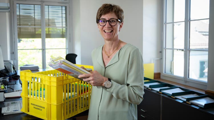 Eine Regierungsrätin am Büro räumen: Monika Knill ist noch knapp zwei Wochen Chefin des Departements für Erziehung und Kultur. (Bild: Ralph Ribi)