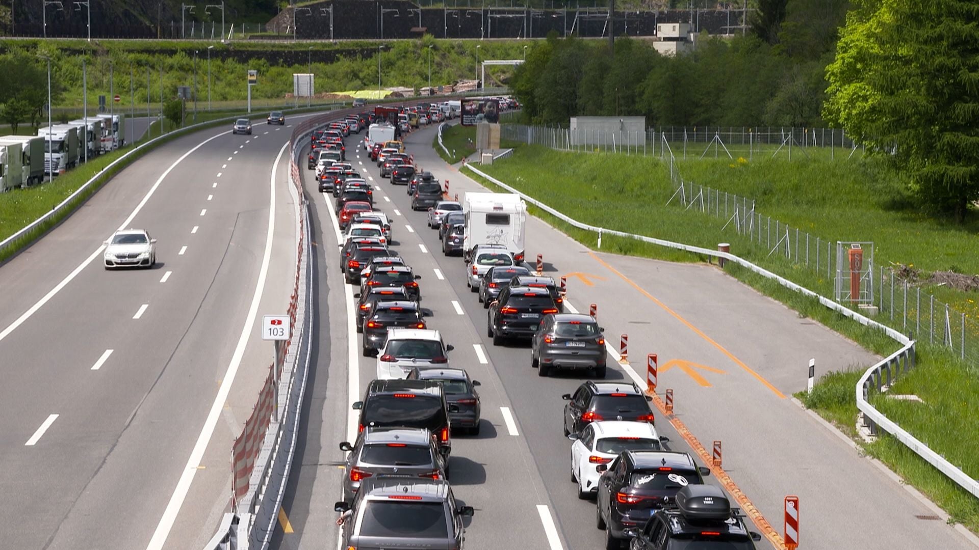 10 Kilometer Stau Vor Dem Gotthardtunnel