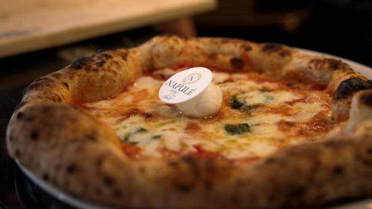 So gelingt die perfekte neapolitanische Margherita: Pizza-Weltmeister gibt Tipps – das Video