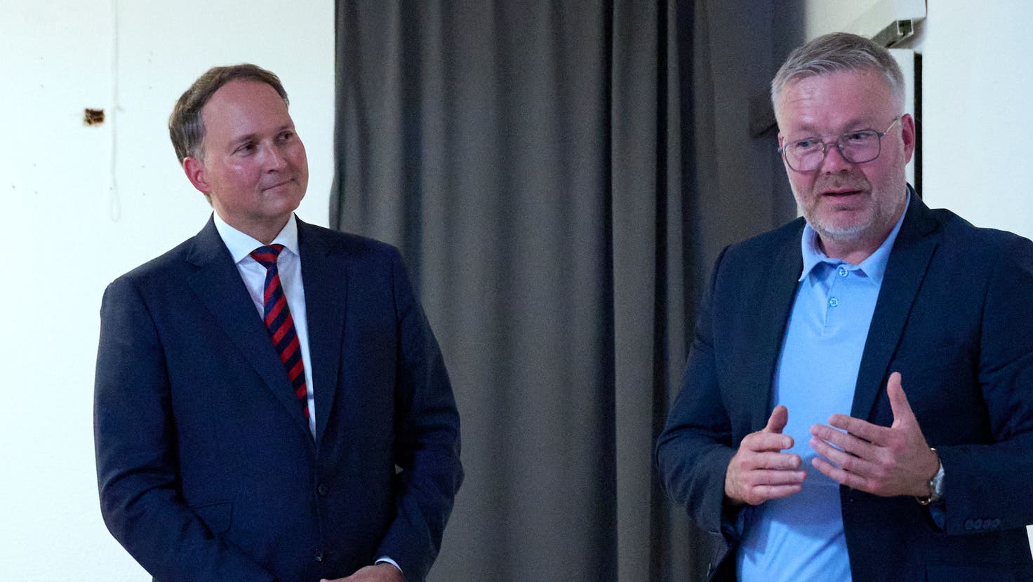Unternehmer Simon Michel und FDP-Vorstandsmitglied Christian Scheuermeyer an der öffentlichen Parteiversammlung der FDP Deitingen. (Bild: José R. Martinez)