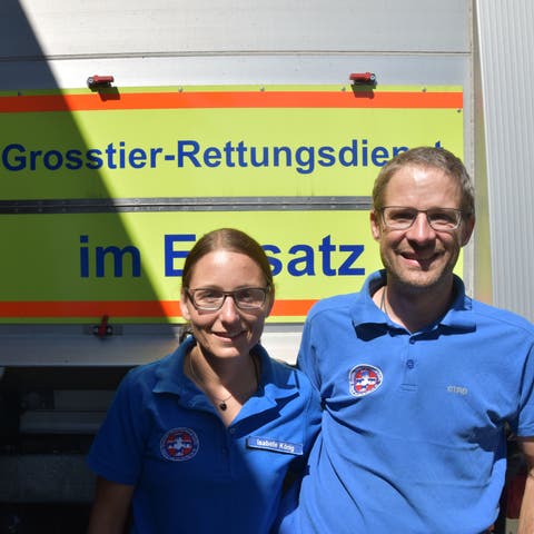 Nach langer Fahrt: die Grosstierretter Isabelle und Ruedi König.
