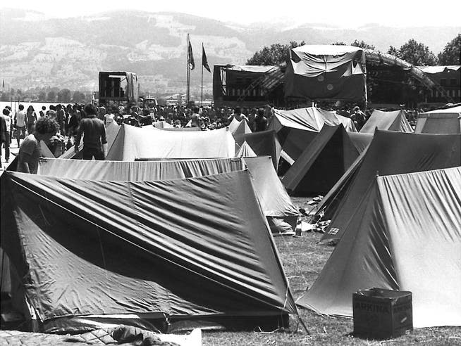 Uma foto ao ar livre em 1986: naquela época era permitido acampar no local.