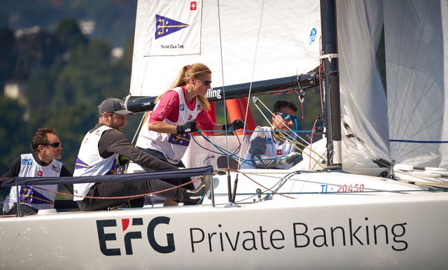 A partir da esquerda: Timoneiro Jaap Smolders, David Weiss, Kathrin Korte e André Köpfli do Zug Yacht Club.