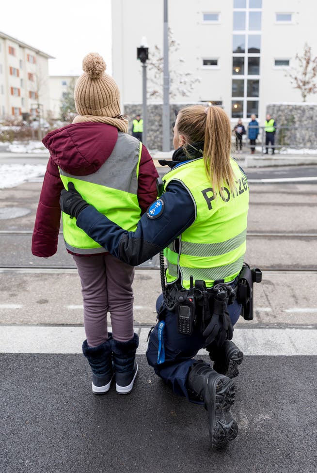 A instrução de trânsito é uma tarefa importante da polícia municipal de Dietikon. Aqui, em dezembro de 2022, ela irá sensibilizar os alunos para a nova rota de trânsito na Limmattalbahn.