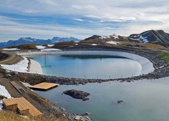 Der neu entstandene Niedrigwasserbereich am Speichersee auf dem Pizol soll Sommergäste anlocken.