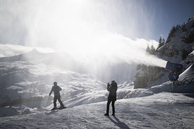 Skifahrer auf dem beschneiten Maschgenkamm in Flumserberg nach einer schneearmen Periode im Januar 2023.