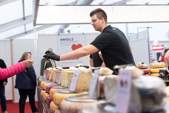 Experimentar, provar e conhecer de perto os produtos no local – esta é a feira de Zug, que tem tradição e perdura.