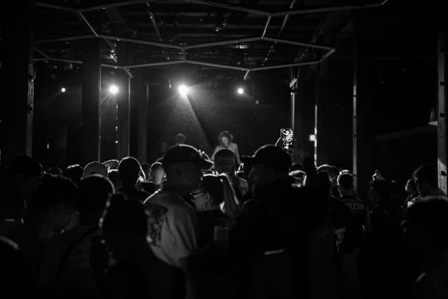No Halloween, os visitantes do Chollerhalle podem dançar música eletrônica.