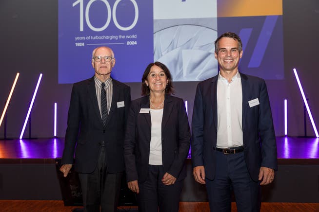 Feiern das Jubiläum: Alt Bundesrat Moritz Leuenberger mit Monika Krüsi und Daniel Bischofberger, Vizepräsidentin des Verwaltungsrats und CEO von Accelleron.