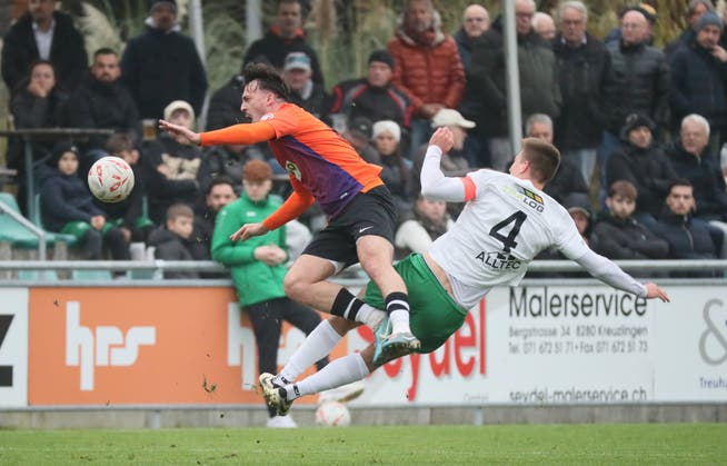 Puro espetáculo entre o capitão e posteriormente artilheiro do Kreuzlingen, Yves Seeger (à direita) e Albion Avdijaj, da YF Juventus Zurich.