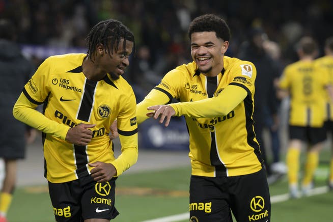 Bernese comemora após gol da vitória de Alan Virginius (esquerda).