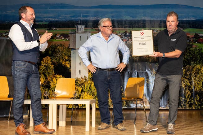 Aplausos de Hardy Jäggi (Presidente Municipal de Recherswil, à esquerda) e Robert Jakob (Presidente Municipal de Etziken) para Andreas Anderegg (Presidente do Clube, à direita) e a equipe Openair Etziken.