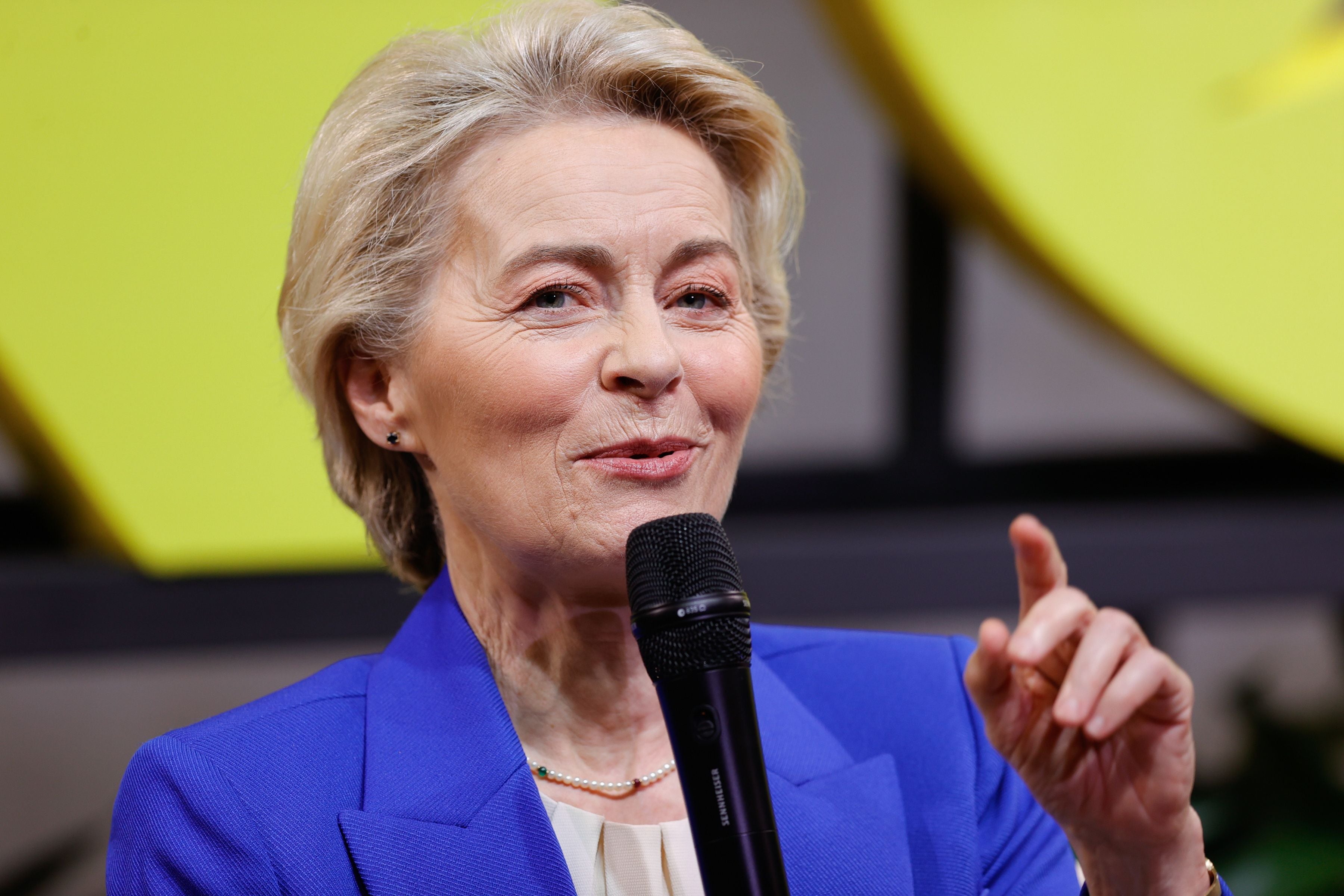 EU-Chefin Ursula Von Der Leyen Leistet Passagier Erste Hilfe In Swiss ...