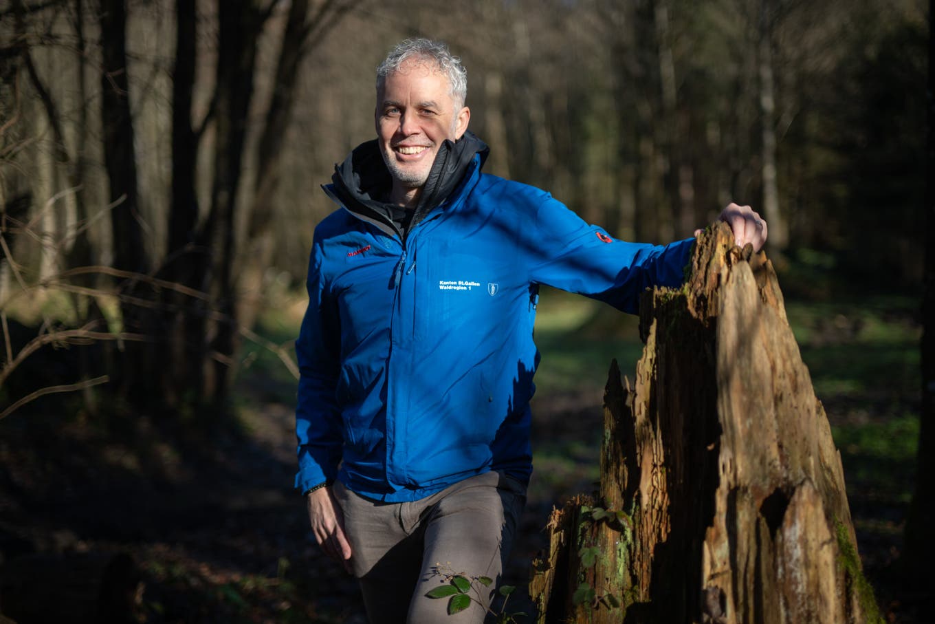 25 Jahre nach dem Sturm Lothar lehnt sich der Regionalförster Raphael Lüchinger an einen damals umgeknickten Baum im St.Galler Gründenwald.