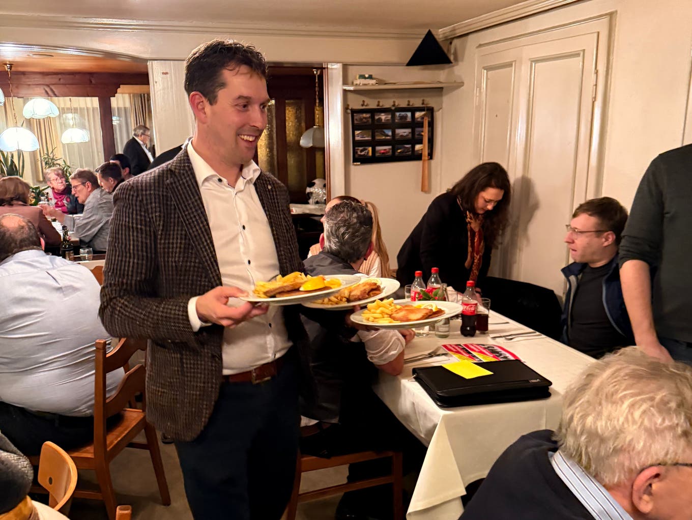 SVP-Steinach-Gründer und Nationalrat Michael Götte serviert im Restaurant seiner Eltern an der Hauptversammlung der SVP Steinach.