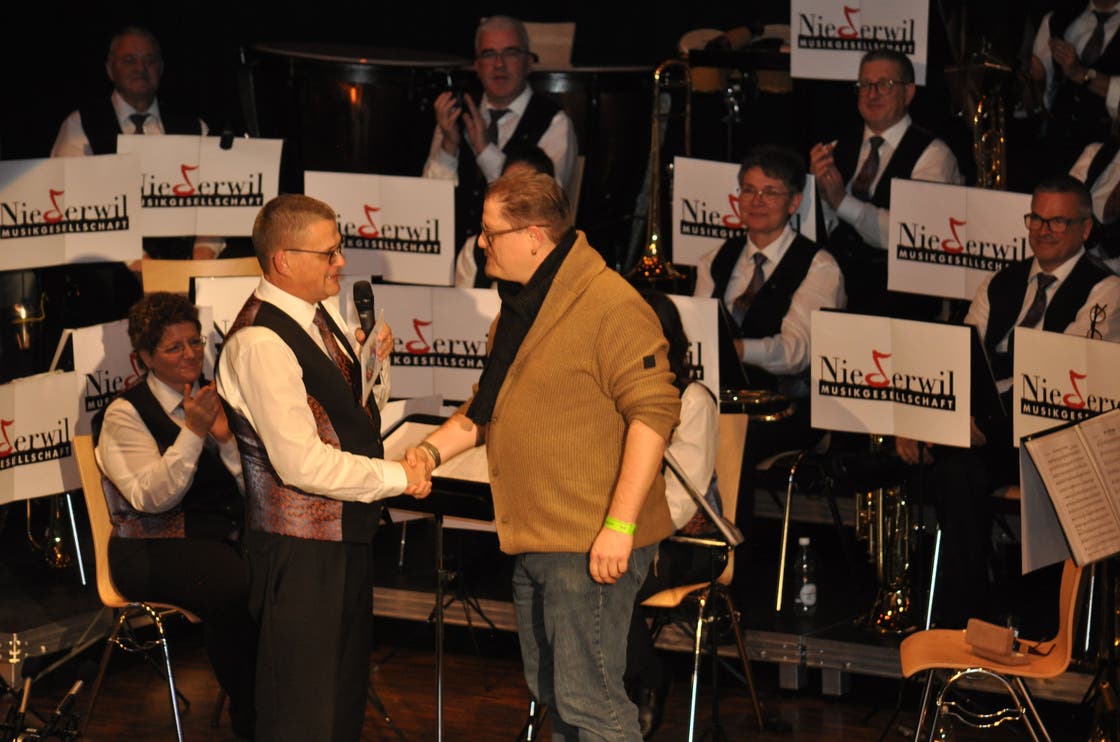 Felix Bernhardsgrütter, Präsident der Musikgesellschaft Niederwil, begrüsst den neuen Dirigenten Patrick Schinnerl.