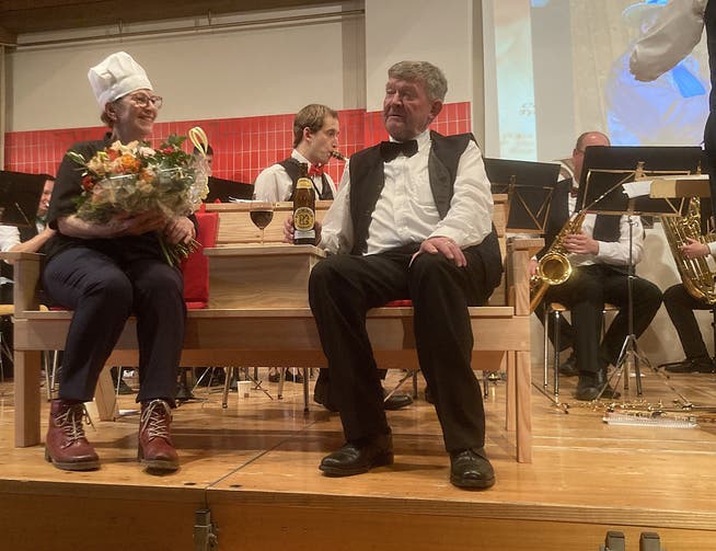 Lisbeth und Toni Käslin auf der zur Verabschiedung überreichten Bank am Schluss des Konzertes.