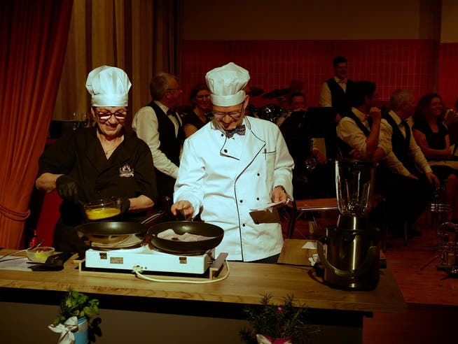 Lisbeth Käslin und Walter Infanger bereiten Schinken mit Ei mit musikalischem Background vor.