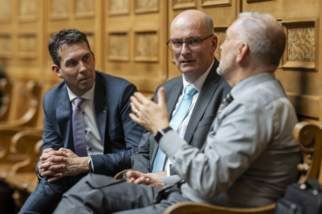 SVP-Nationalrat Michael Götte, Bundesratskandidat Markus Ritter und FDP-Nationalrat Hans-Peter Portmann am Montag bei einem Gespräch im Bundeshaus.