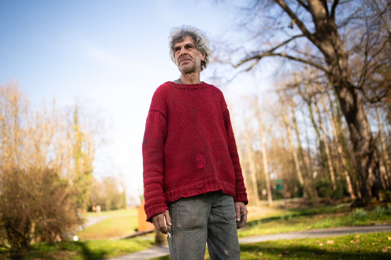 Gärtner Matthias Thalmann steht im Garten von Schloss Wartegg, «seinem» Refugium, in dem es blüht und grünt.