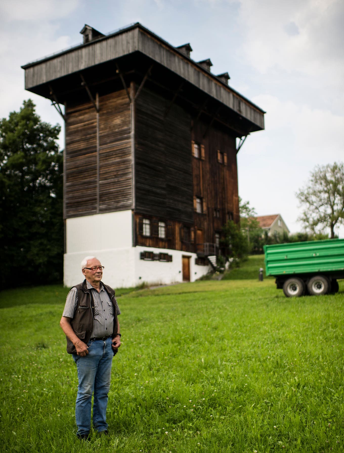 Ornithologe Martin Kögler steht im Gras vor dem St.Galler Tröckneturm.