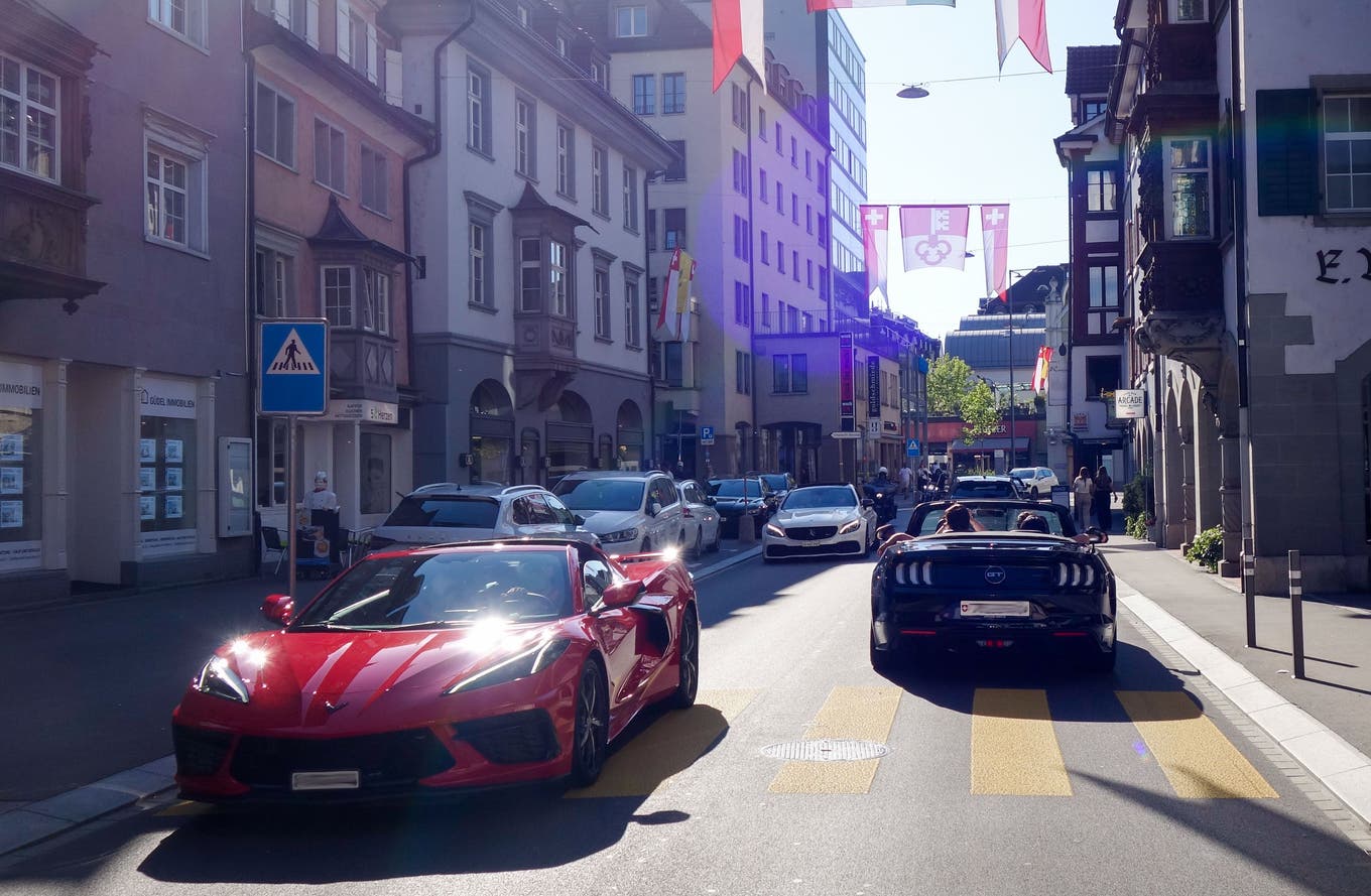 Nur wenige Minuten später ist das schwarze Cabrio in entgegengesetzter Richtung unterwegs. Ein «Spiel», das sich am Muttertag mit Dutzenden anderen Fahrzeugen wiederholt.