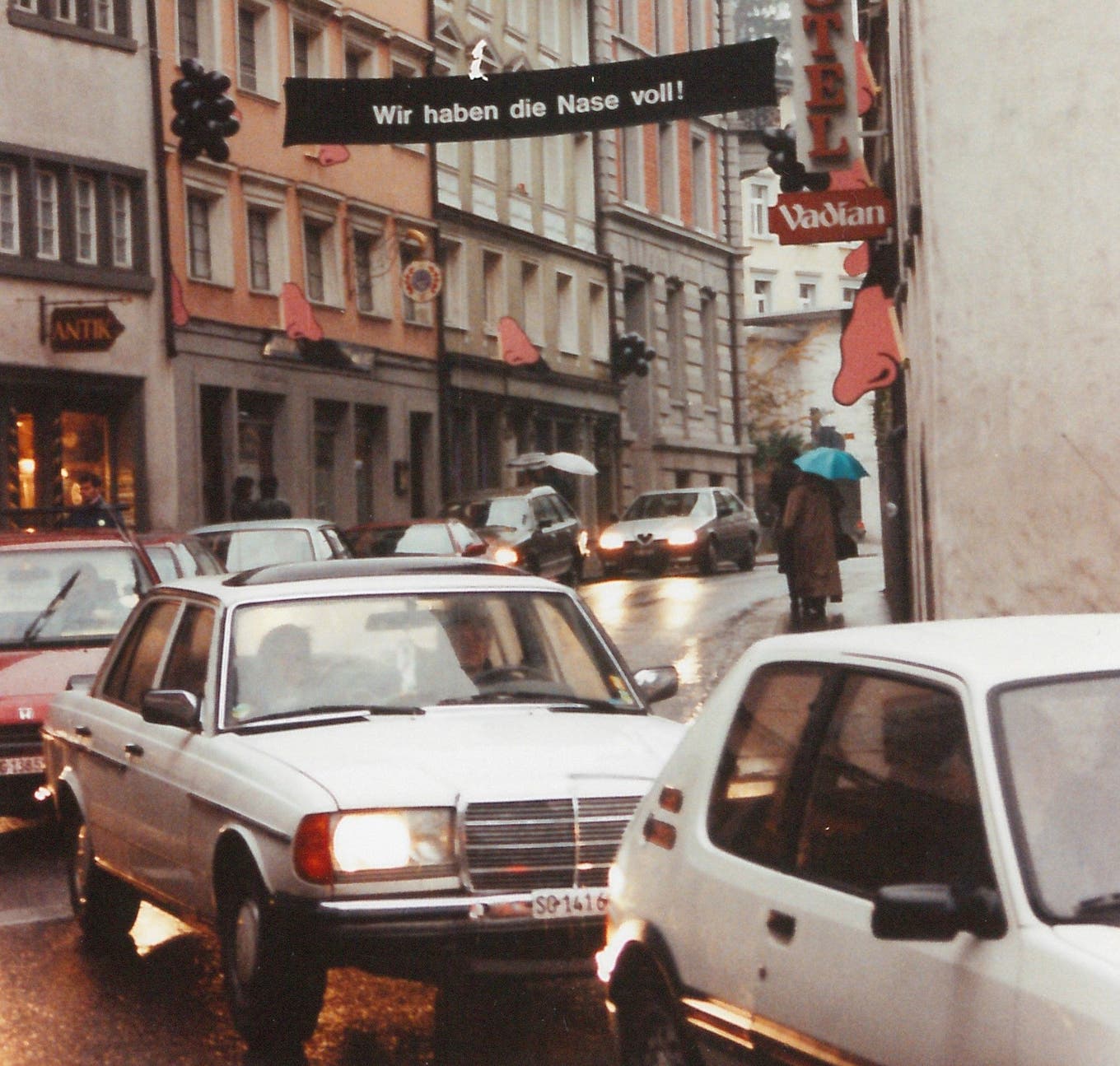 Mit Pappnasen und Spruchband wurde der Kampf gegen den Transitverkehr in der südlichen Altstadt von St.Gallen lanciert.