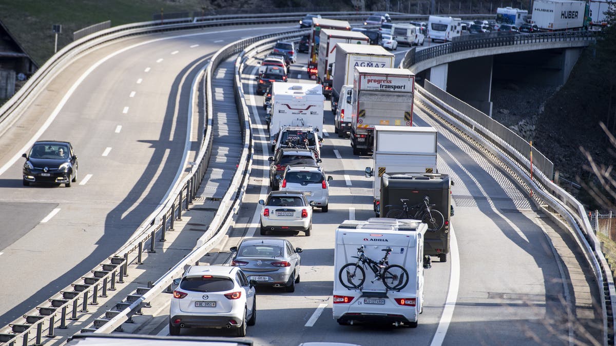 Osterstau Am Gotthard Reisende Sind In Richtung Suden Unterwegs