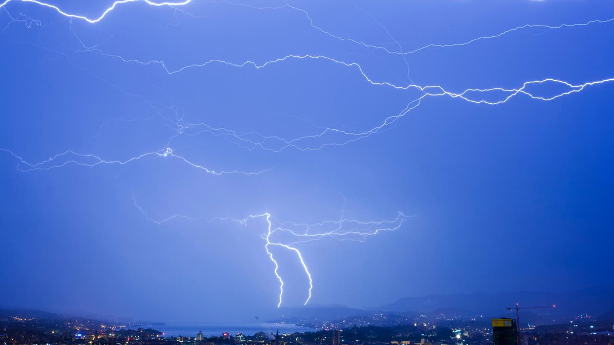 Wetter 14 000 Blitze Erhellten Den Schweizer Nachthimmel