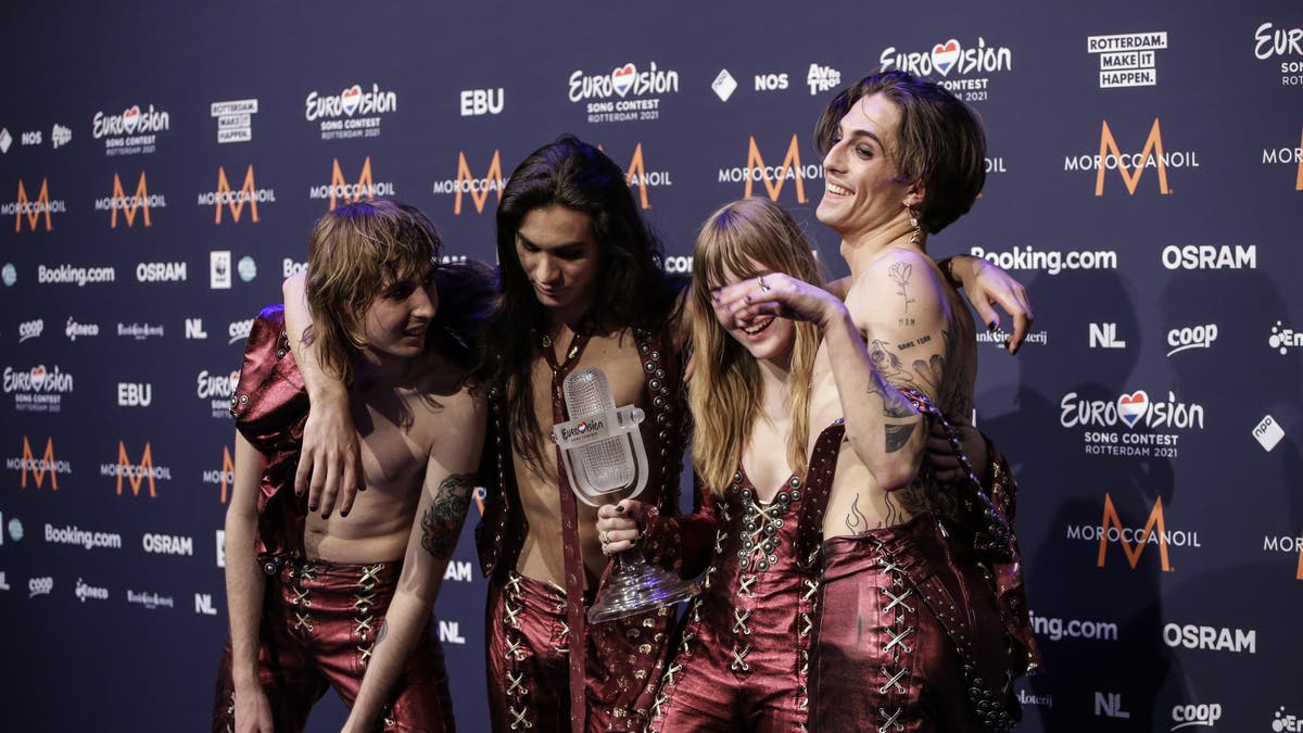 Durante la finale dell'eurovision song contest 2021 è stato fugacemente inquadrato il divano dei måneskin (che poi trionferanno grazie al televoto) con il frontman damiano david che compiva un gesto curioso. ESC: Drogentest von Damiano David fällt negativ aus