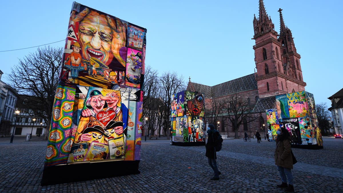 Die Basler Fast-Fasnacht - «Es kunnt widr» - vor den Laternen-Monolithen auf dem Münsterplatz ...