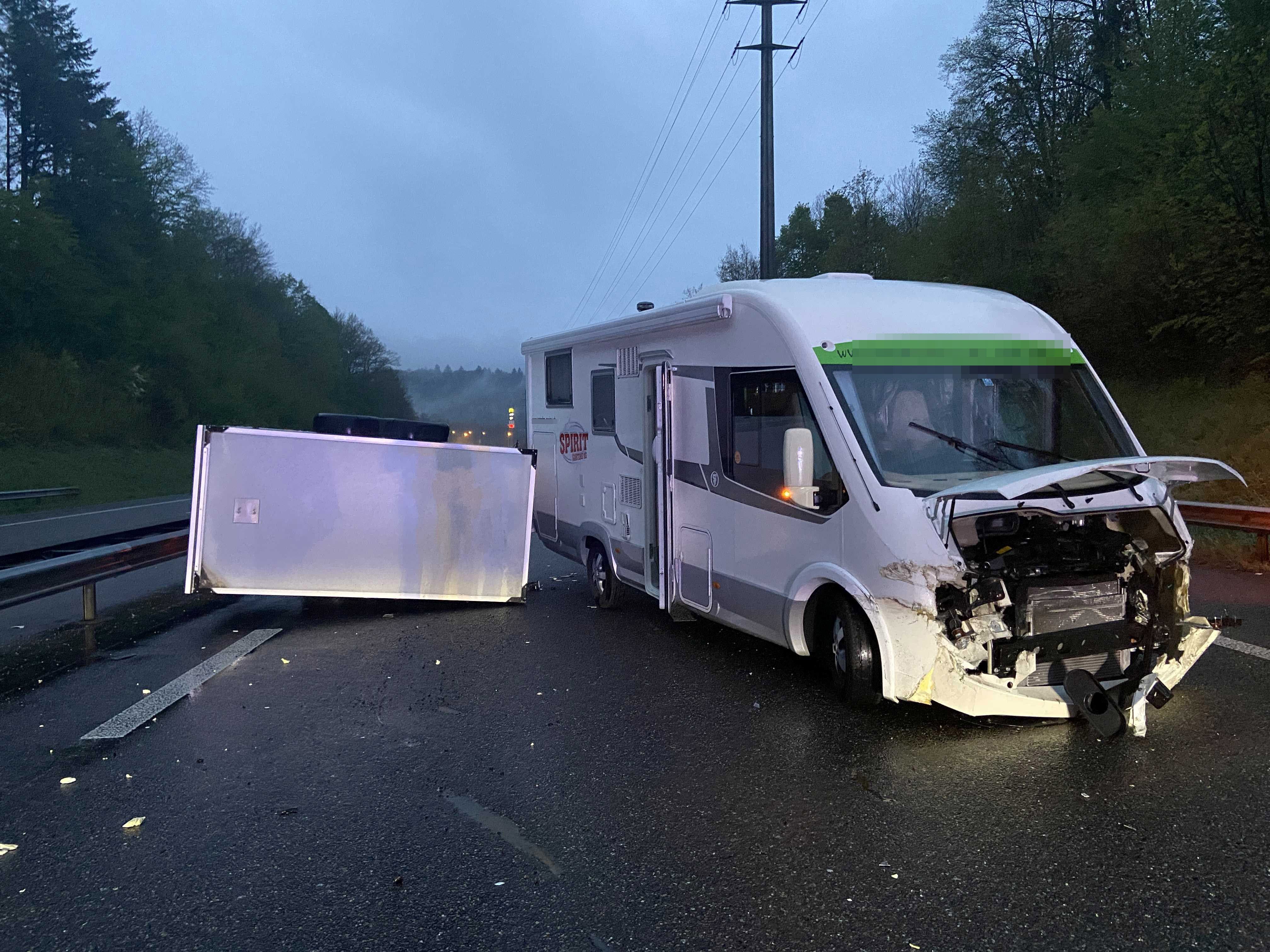 Kolliken Unfall Auf Der A1 Auto Gerat Ins Schleudern Und Stosst Mit Wohnmobil Zusammen