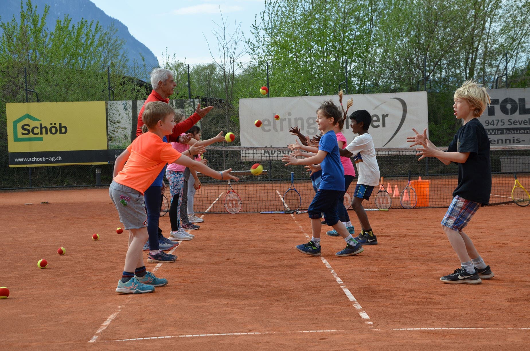 Tennis Auf Den Spuren Von Roger Federer 400 Seveler Schuler Schnuppern Tennisluft