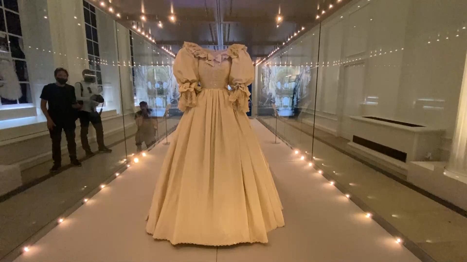 Hochzeitskleid Von Lady Diana Ausgestellt Im Kensington Palast