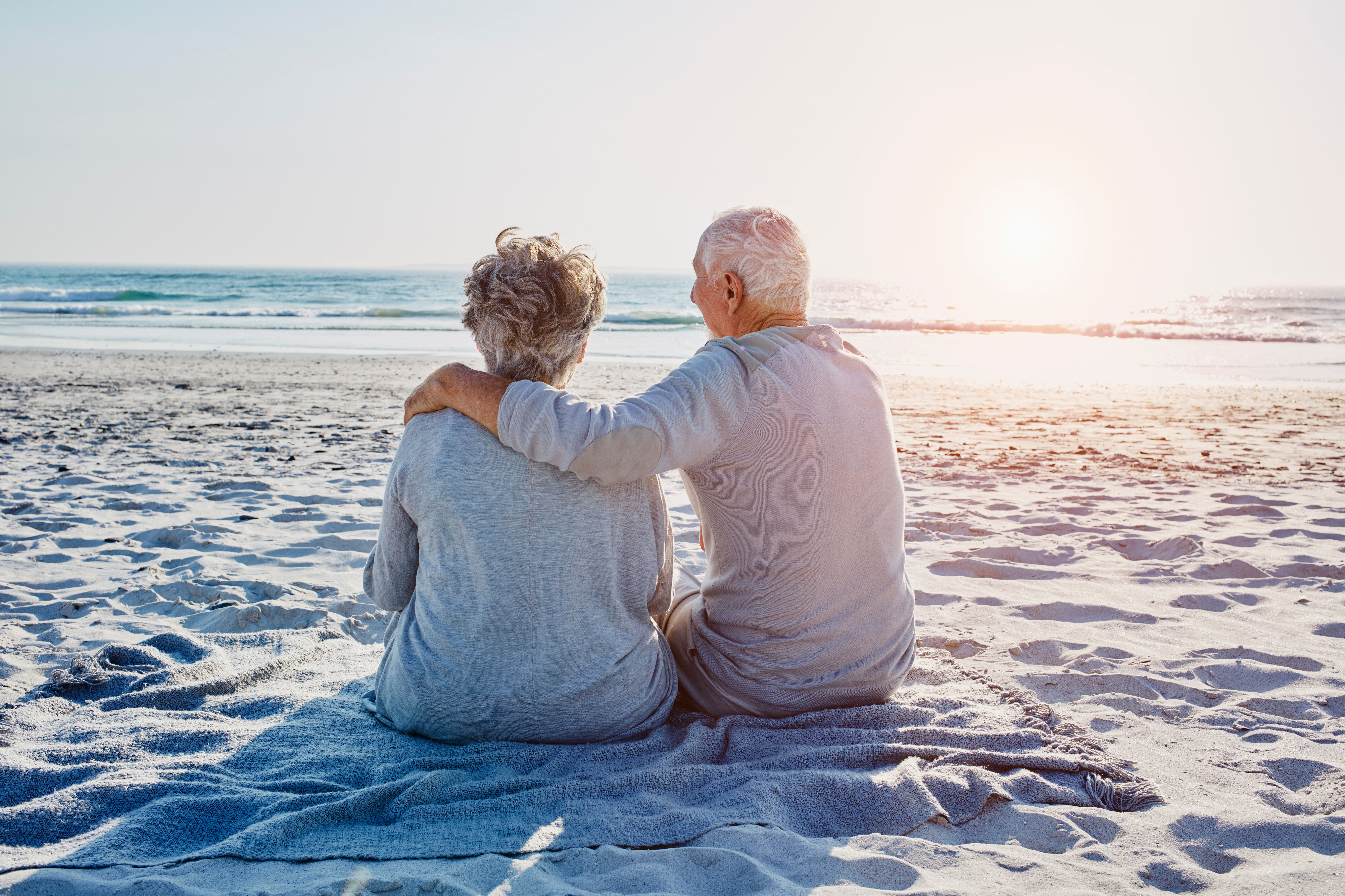 Любовь долголетие. Счастливая старость. Счастливые пенсионеры на море. Старик и море. Счастливые пожилые пары.