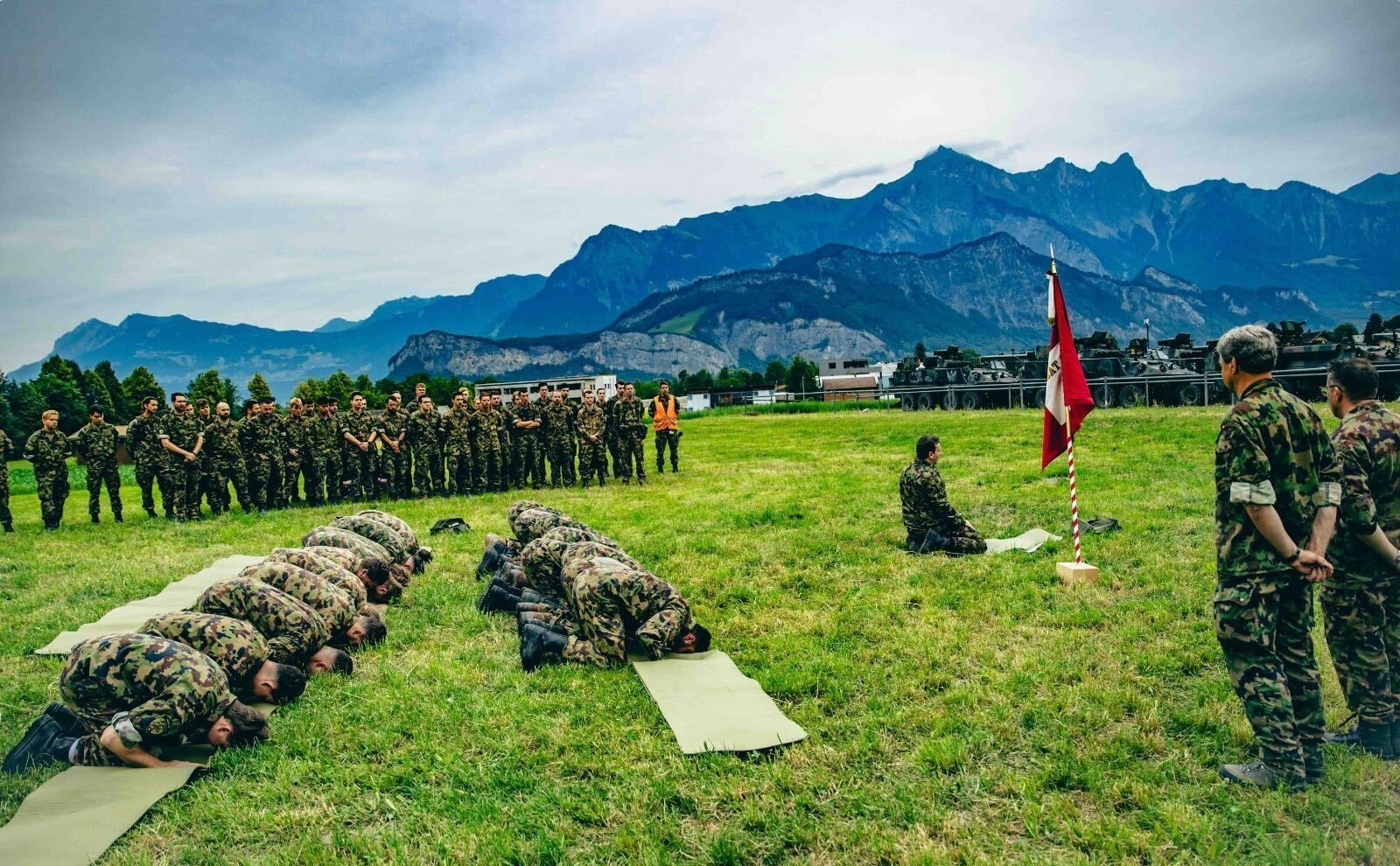 Полс глори. Армия Швейцарии. Швейцарский солдат. Армия Ислама. Мусульманские солдаты.